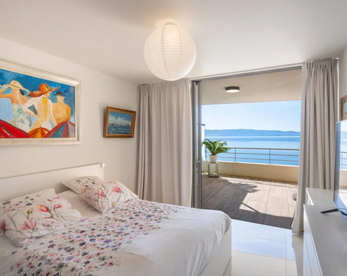 Exclusive, Ajaccio, Route des Sanguinaires , Panoramic sea view apartment with 2 bedrooms, terrace, and within walking distance of the beach.