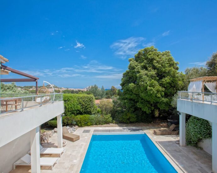 Calvi, Villa 4 chambres, vue mer, piscine chauffée, plage à pied.