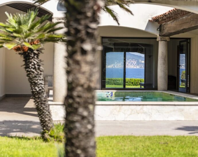 Porticcio, Presqu’île d’Isolella, Villa pieds dans l&rsquo;eau, 7 chambres, piscine, plage à pied, vue mer panoramique