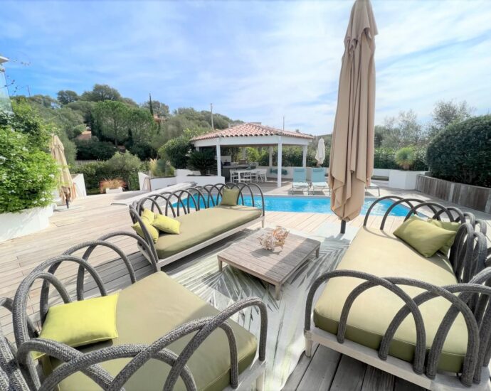 Lecci, Villa avec piscine,  5 chambres, environnement calme, proche plage et commodités