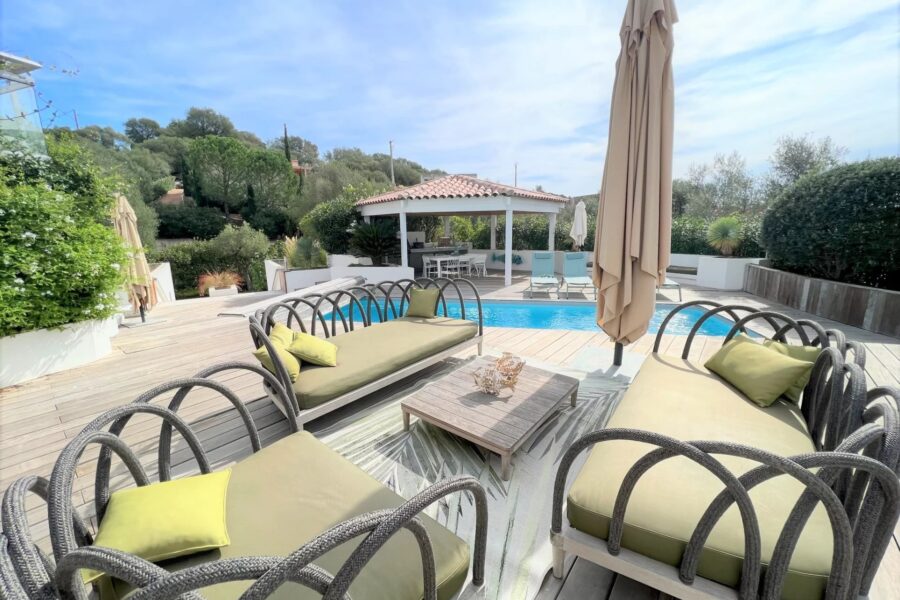 Lecci, Villa avec piscine,  5 chambres, environnement calme, proche plage et commodités