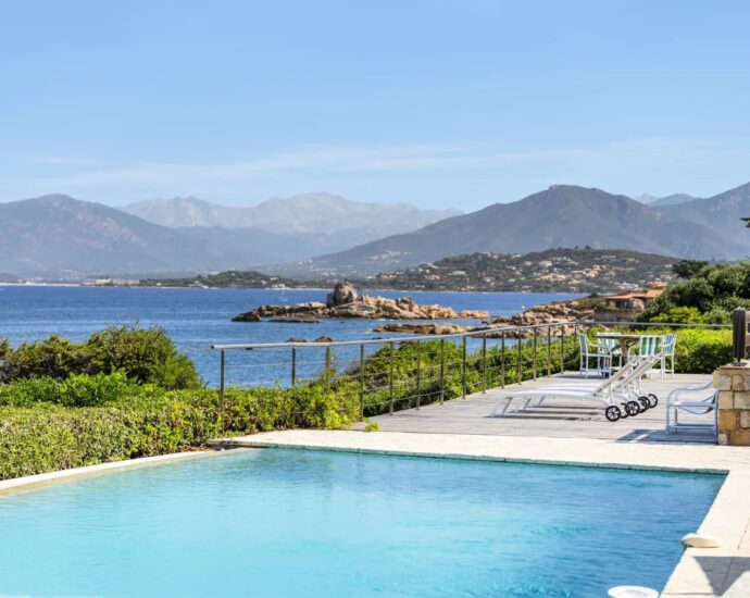 Porticcio, Presqu’île d’Isolella, Villa pieds dans l&rsquo;eau, 7 chambres, piscine, plage à pied, vue mer panoramique