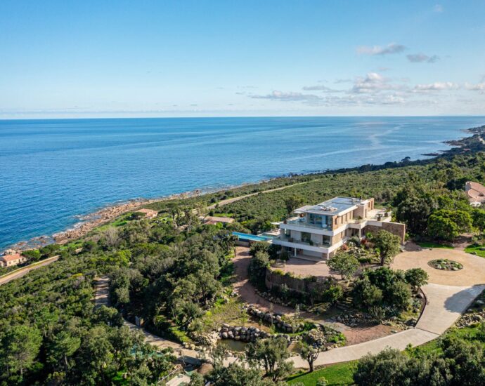 Favone, villa, panoramic sea view, 7 bedrooms, close to the beach, swimming pool, cinema room, gym, sauna, hammam, arcade room, pétanque court