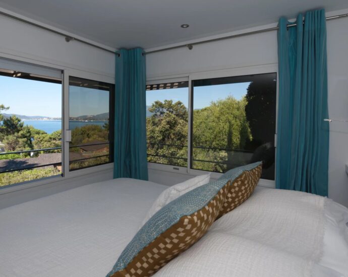 Porto-Vecchio, Domaine de Cala Rossa, 7 bedroom villa, swimming pool, walking distance to the beach