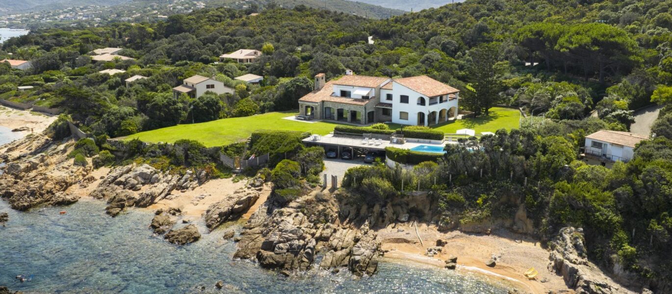 Porticcio, Presqu’île d’Isolella, Villa pieds dans l&rsquo;eau, 7 chambres, piscine, plage à pied, vue mer panoramique