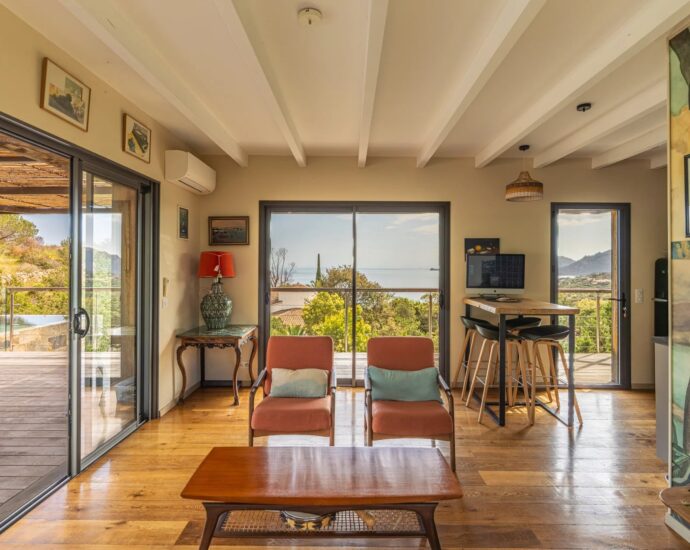 Porto-Vecchio, Palombaggia, 4 Bedroom Villa with Pool, Sea View and Close to the Beach