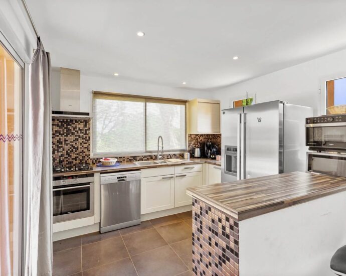 Exclusivité, Porto-Vecchio, Carpalone, villa 4 Chambres, Garage, Piscine, vue dégagée,  Proche plage