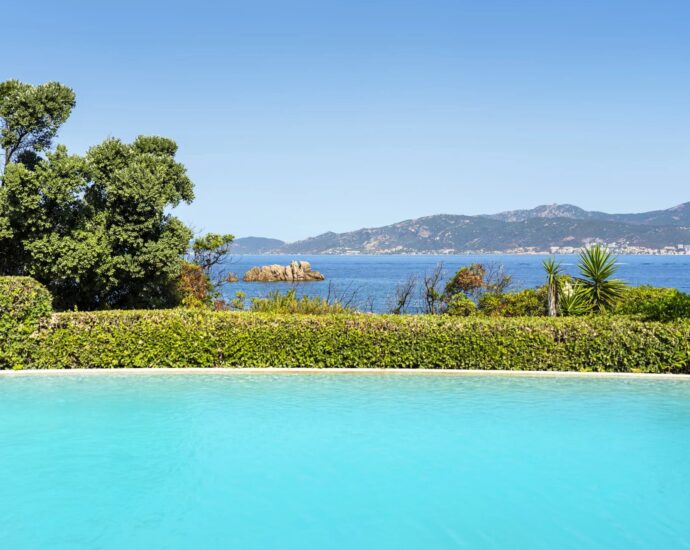 Porticcio, Presqu’île d’Isolella, Villa pieds dans l&rsquo;eau, 7 chambres, piscine, plage à pied, vue mer panoramique