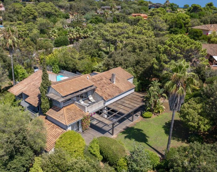 Porto-Vecchio, Domaine de Cala Rossa, 7 bedroom villa, swimming pool, walking distance to the beach