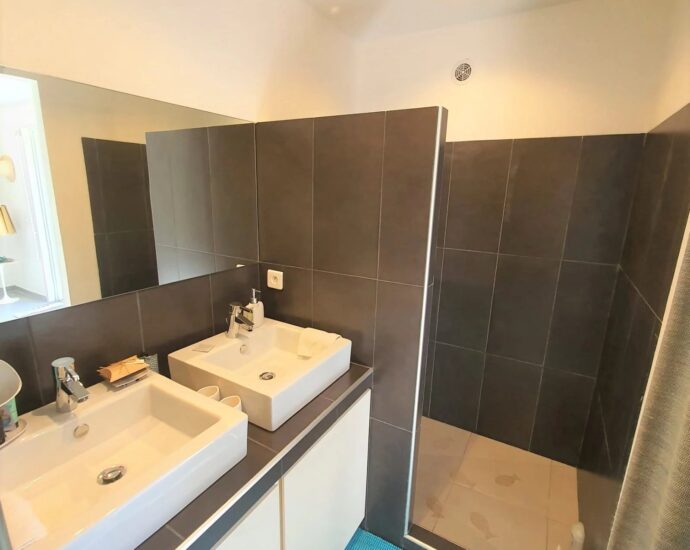 Lecci, Villa avec piscine,  5 chambres, environnement calme, proche plage et commodités