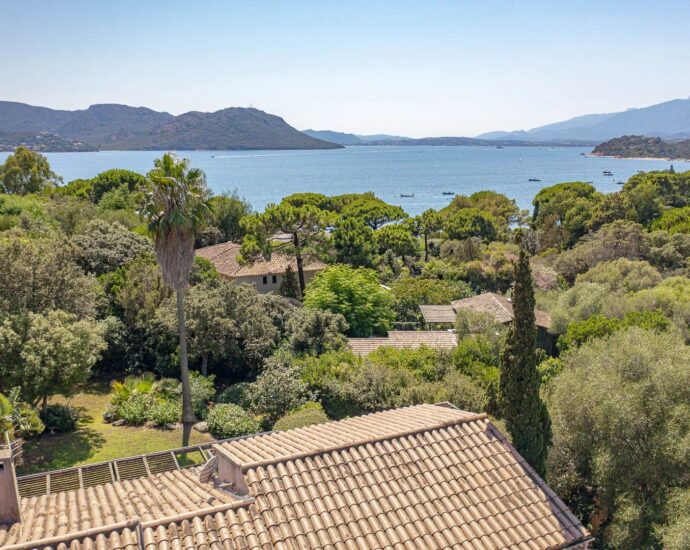 Porto-Vecchio, Domaine de Cala Rossa, 7 bedroom villa, swimming pool, walking distance to the beach