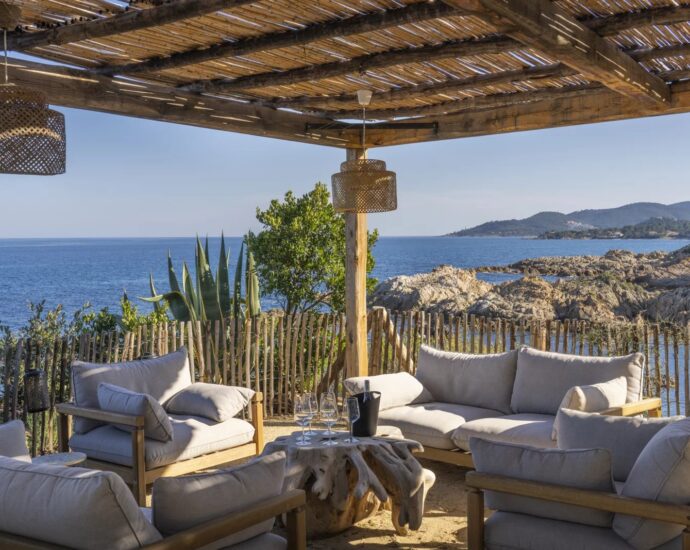 Côte des Nacres, Canella, Villa pied dans l&rsquo;eau, 5 chambres, piscine, vue mer panoramique, accès privé mer