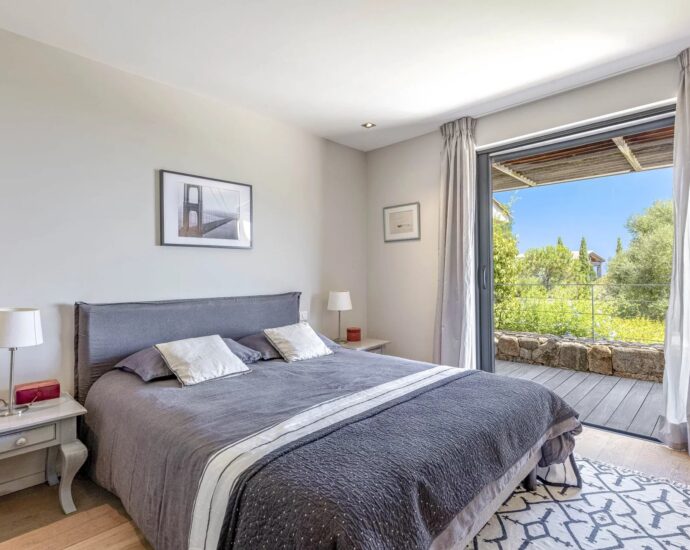 Pinarello –  domaine privé, villa d’architecte de 5 chambres avec piscine, garage ,vue mer panoramique, au calme