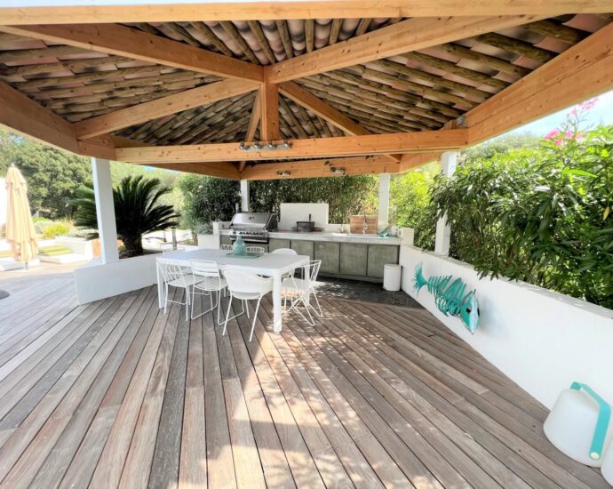 Lecci, Villa avec piscine,  5 chambres, environnement calme, proche plage et commodités