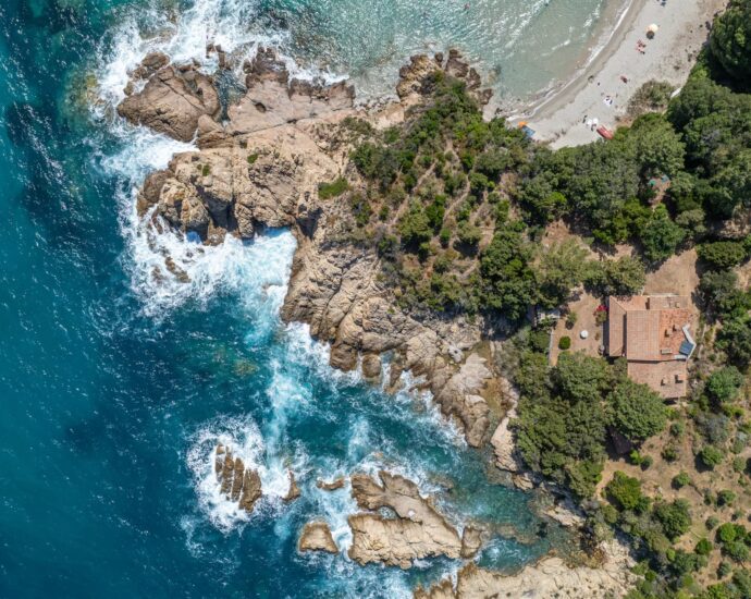Plage de Canella, Sari-solenzara, pied dans l&rsquo;eau, accès privé plage.