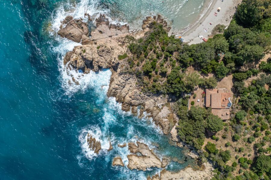 Plage de Canella, Sari-solenzara, pied dans l&rsquo;eau, accès privé plage.