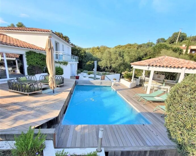 Lecci, Villa avec piscine,  5 chambres, environnement calme, proche plage et commodités