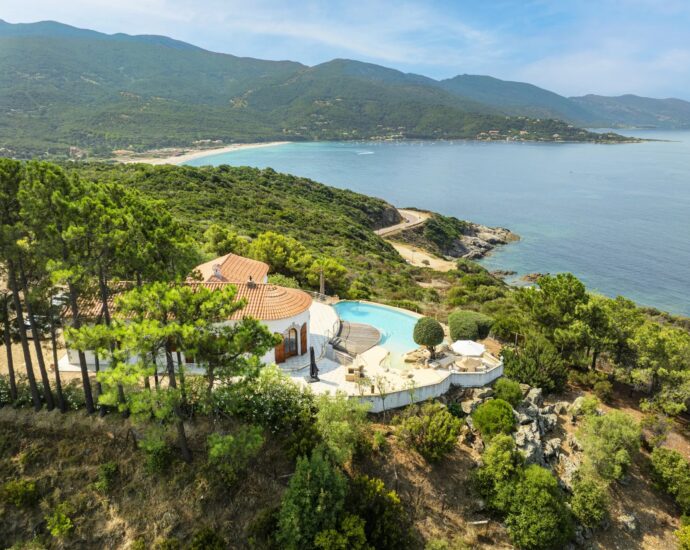 Nord d’Ajaccio, San Andréa D&rsquo;Orcini, Villa 4 chambres, piscine à débordement, vue mer panoramique, plage à pied