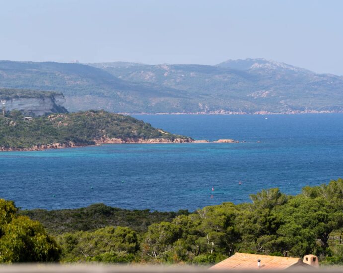 Exclusive listing – Bonifacio. Architect-designed villa in the style of a bergerie, featuring 4 bedrooms, a swimming pool, sea and mountain views, and close proximity to the beach.