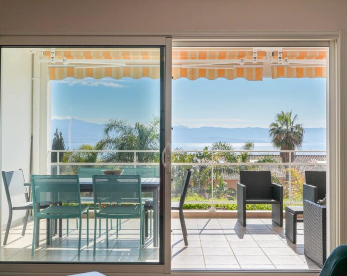 Exclusity, Ajaccio, Route des Sanguinaires, Sea-view apartment, 3 bedrooms, walking distance to the beach,