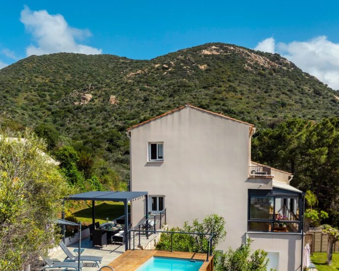 Ajaccio, Exclusivité, Villa, 5 chambres, vue mer panoramique, piscine, plage à pieds