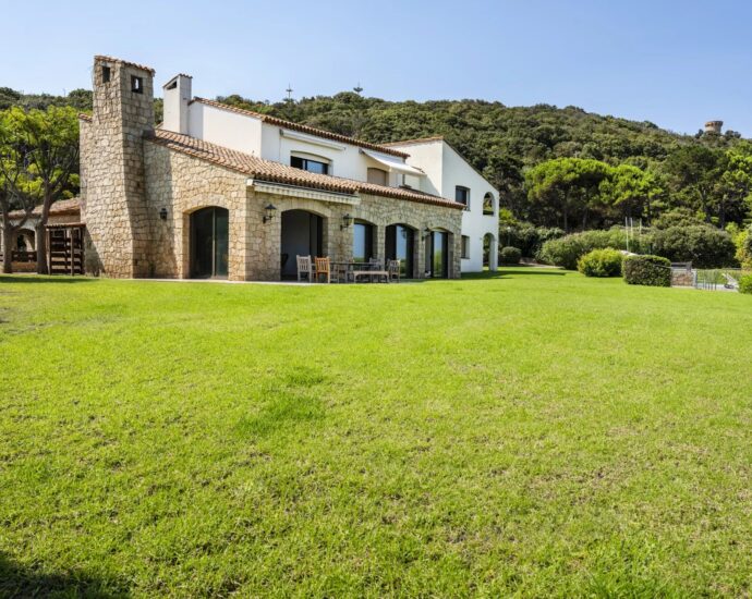 Porticcio, Presqu’île d’Isolella, Villa pieds dans l&rsquo;eau, 7 chambres, piscine, plage à pied, vue mer panoramique