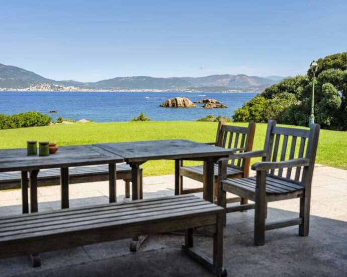 Porticcio, Presqu’île d’Isolella, Villa pieds dans l&rsquo;eau, 7 chambres, piscine, plage à pied, vue mer panoramique