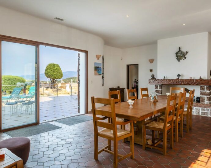 Nord d’Ajaccio, San Andréa D&rsquo;Orcini, Villa 4 chambres, piscine à débordement, vue mer panoramique, plage à pied