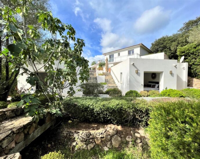 Lecci, Villa avec piscine,  5 chambres, environnement calme, proche plage et commodités