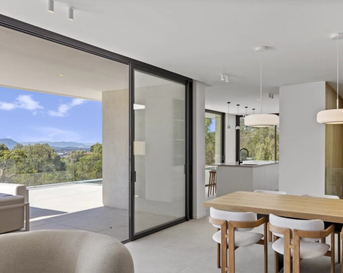 Villa contemporaine neuve, 4 chambres, piscine, vue mer, proche plage