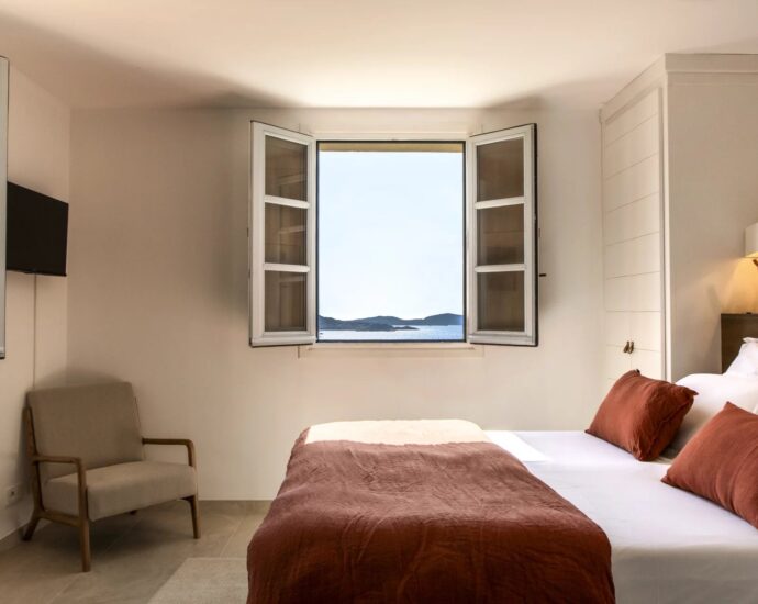 Lumio, 7 bedroom villa, swimming pool, panoramic sea view, close to the beach