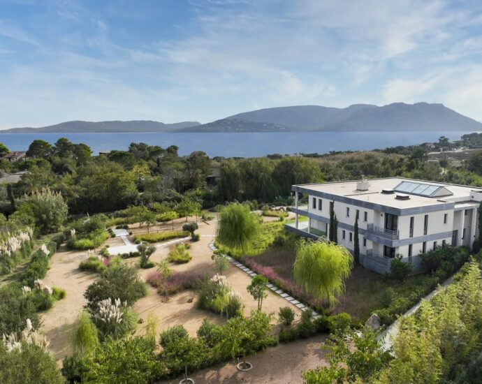 Porto Vecchio, Cala Rossa, 7 bedrooms villa, Pool, close to the beach, Sea views