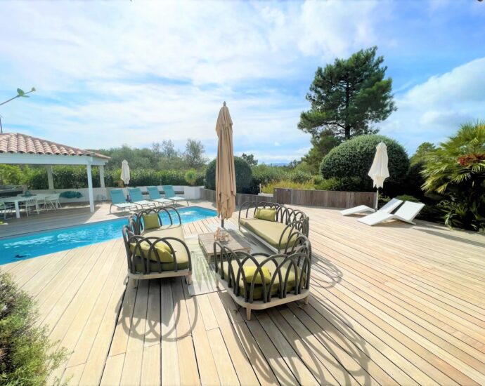 Lecci, Villa avec piscine,  5 chambres, environnement calme, proche plage et commodités