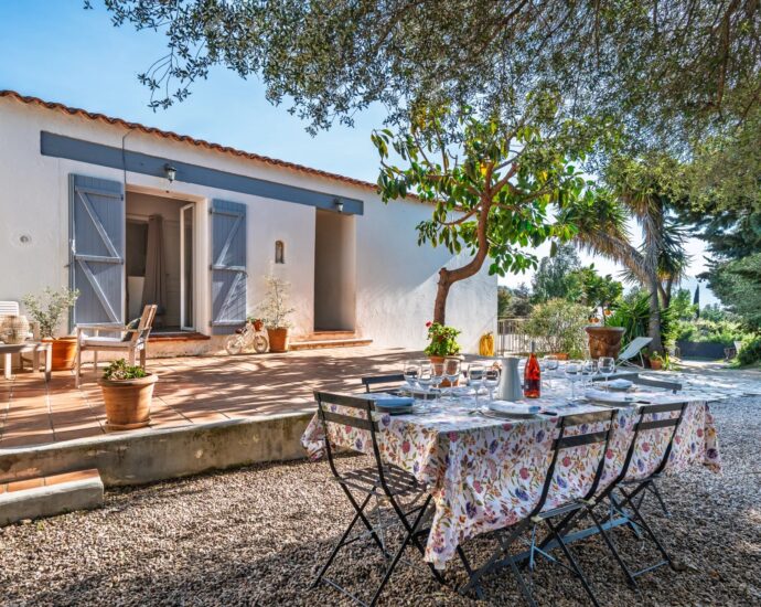 Lumio, Villa de plain pied, 4 chambres, dépendance, piscine, vue montagnes, plage à pied