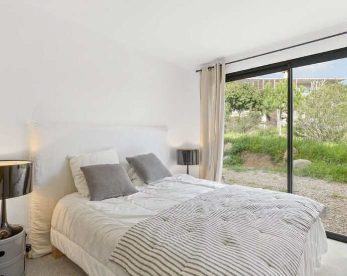 Porto-Vecchio, Arasu, Saint-Cyprien, villa d&rsquo;architecte, 7 chambres, piscine, plage à pieds