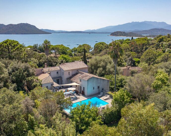 Porto-Vecchio, Domaine de Cala Rossa, 7 bedroom villa, swimming pool, walking distance to the beach