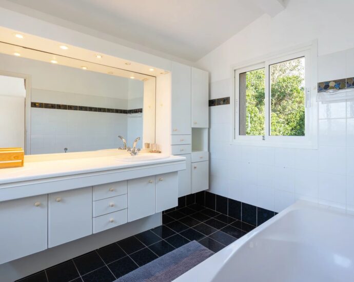 Near Porticcio, Waterfront Villa in Ruppione, 5 Bedrooms, Heated Pool, Stunning Sea Views