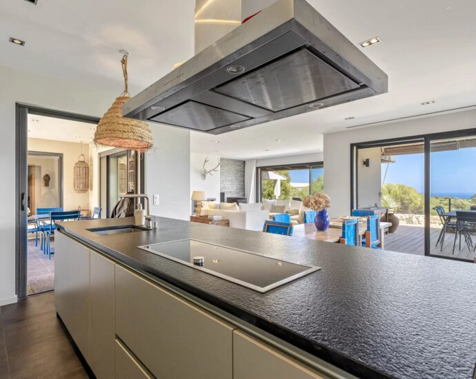 Pinarello –  domaine privé, villa d’architecte de 5 chambres avec piscine, garage ,vue mer panoramique, au calme