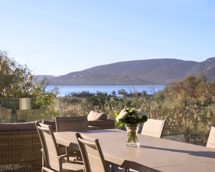 Porto Vecchio, Cala Rossa, 7 bedrooms villa, Pool, close to the beach, Sea views