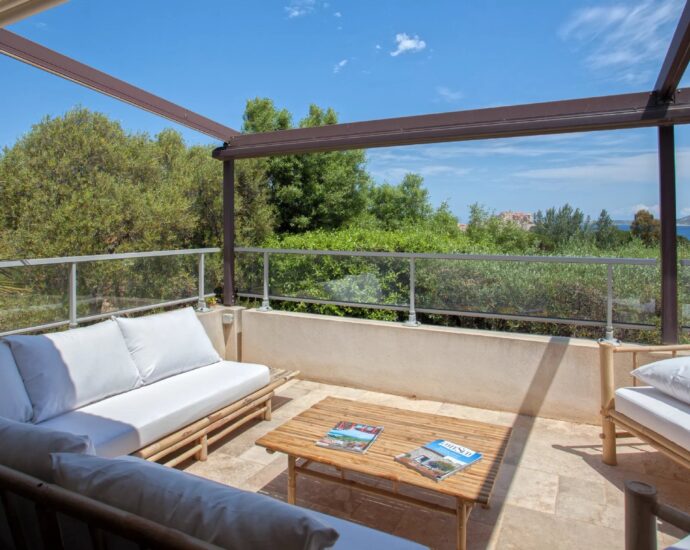 Calvi, Villa 4 chambres, vue mer, piscine chauffée, plage à pied.