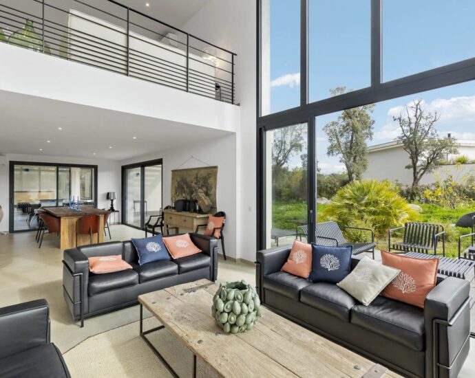 Porto-Vecchio, Arasu, Saint-Cyprien, villa d&rsquo;architecte, 7 chambres, piscine, plage à pieds