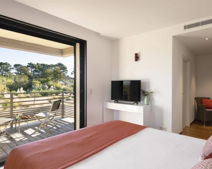 Porto Vecchio, Cala Rossa, 7 bedrooms villa, Pool, close to the beach, Sea views