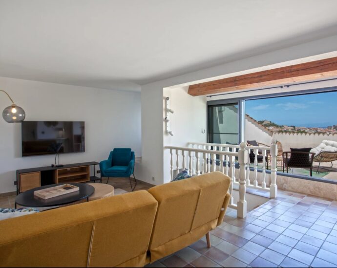 Calvi, Villa 4 chambres, vue mer, piscine chauffée, plage à pied.