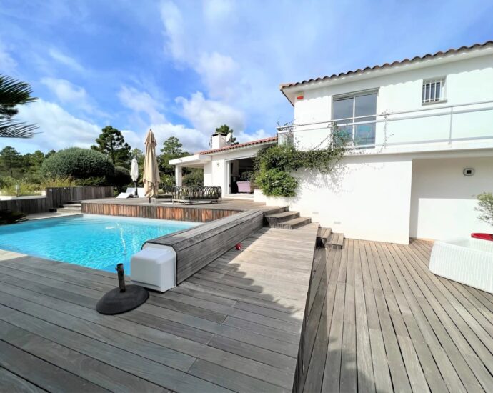 Lecci, Villa avec piscine,  5 chambres, environnement calme, proche plage et commodités