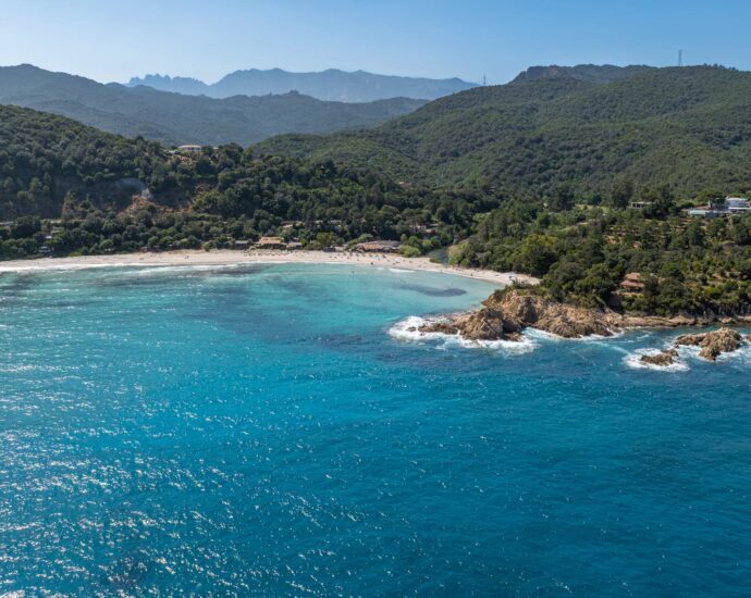 Plage de Canella, Sari-solenzara, pied dans l&rsquo;eau, accès privé plage.