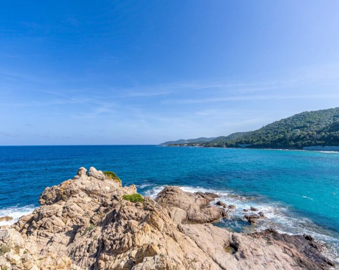 Plage de Canella, Sari-solenzara, pied dans l&rsquo;eau, accès privé plage.