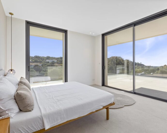 Villa contemporaine neuve, 4 chambres, piscine, vue mer, proche plage