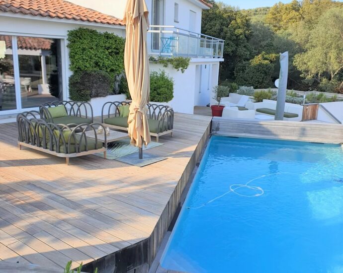 Lecci, Villa avec piscine,  5 chambres, environnement calme, proche plage et commodités