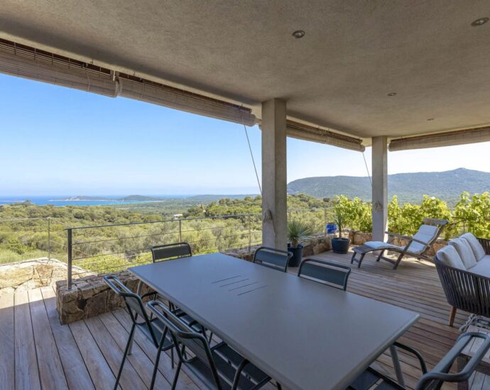 Pinarello –  domaine privé, villa d’architecte de 5 chambres avec piscine, garage ,vue mer panoramique, au calme