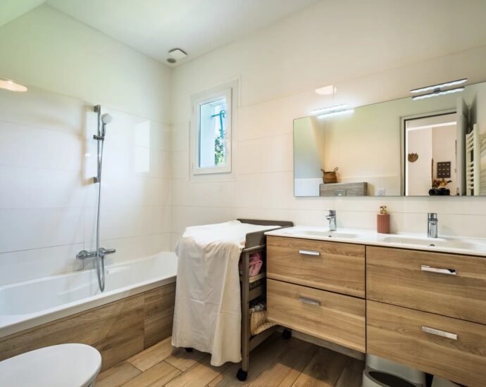 Lumio, Villa de plain pied, 4 chambres, dépendance, piscine, vue montagnes, plage à pied